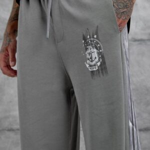 Nahaufnahme eines weißen Emblems auf grauer Hose neben reflektierenden Seitstreifen - Großhandel Türkei