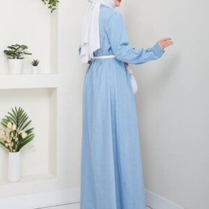 Rückansicht eines hellblauen Denim-Maxikleids mit langen Ärmeln, weißem Taillengürtel und durchgehendem Rock – Großhandel Türkei verfügbar.