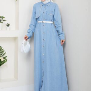 Vorderansicht eines hellblauen Denim-Maxikleids mit Perlbesatz am Kragen, Brusttasche, silbernen Knöpfen und weißem Gürtel – Großhandel Türkei verfügbar.