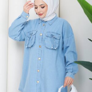 Nahaufnahme einer hellblauen Denim-Tunika mit goldfarbenen Knöpfen, Pattentaschen und gerafften Bündchen - Türkei Großhandel.