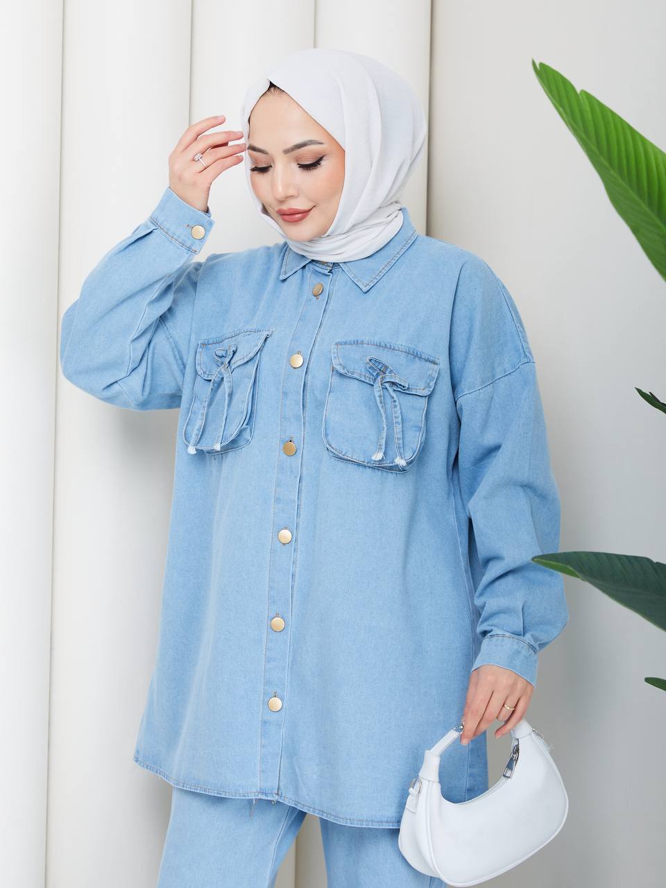 heller-denim-tunika-detail-6284 – Türkei Großhandel Nahaufnahme einer hellblauen Denim-Tunika mit goldfarbenen Knöpfen, Pattentaschen und gerafften Bündchen - Türkei Großhandel.