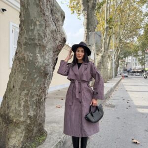 Modelo con trench a cuadros color mauve con cinturón a juego, solapas anchas y puños abotonados. Disponible para venta al por mayor en Turquía - Turquía al por mayor.