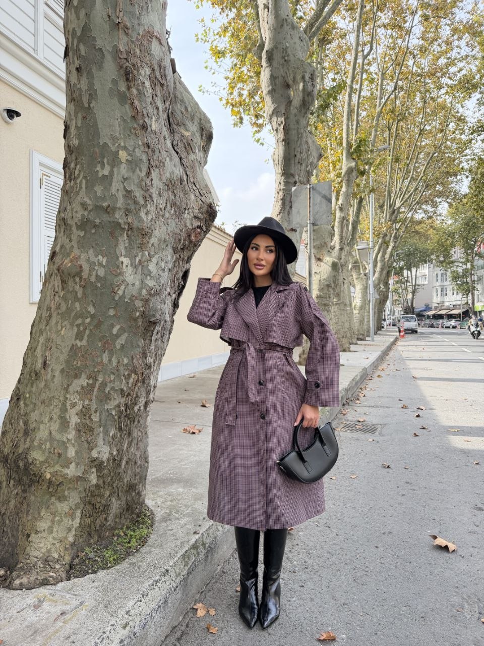 mauve-check-trench-style-9042 – Turquía al por mayor Modelo con trench a cuadros color mauve con cinturón a juego, solapas anchas y puños abotonados. Disponible para venta al por mayor en Turquía - Turquía al por mayor.
