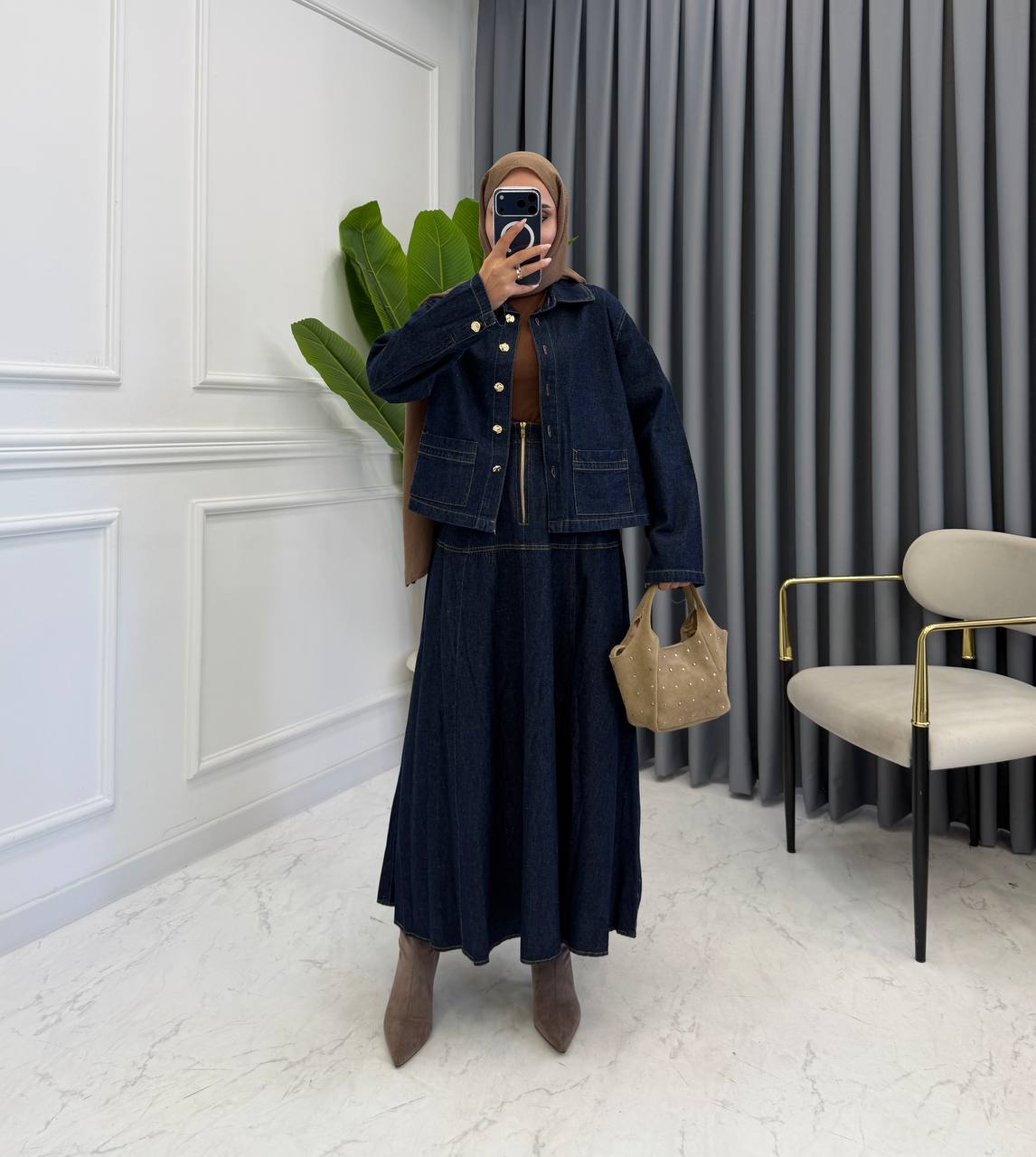 modisches-denim-set-vorderansicht-9401 – Türkei Großhandel Vorderansicht einer dunklen Denim-Jacke und eines knöchellangen ausgestellten Rocks mit sichtbarer Kontrastnaht – Großhandel Türkei verfügbar. - Türkei Großhandel