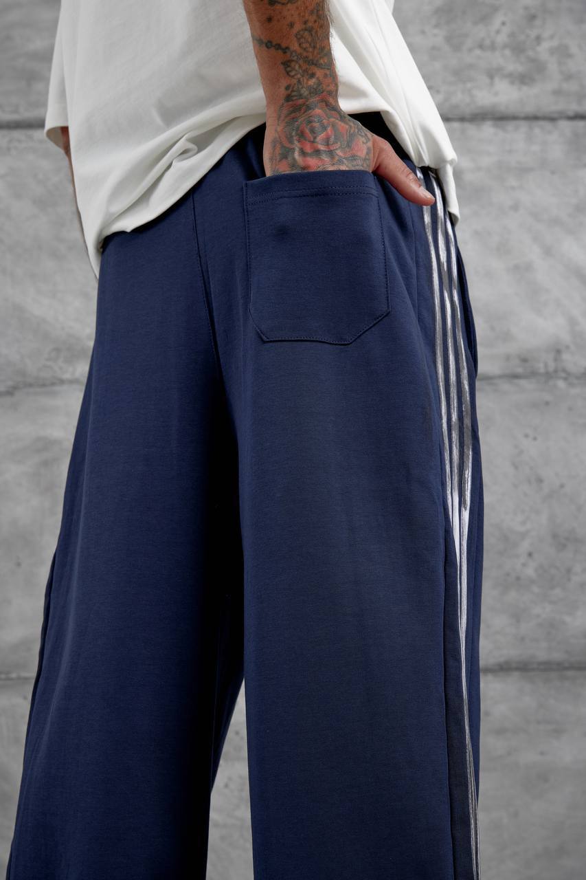 marine-doppelstrick-trackhose-rueckansicht-5403 – Großhandel Türkei Rückansicht marineblauer Trackhose mit großer Rückentasche und drei Seitenstreifen - Großhandel Türkei