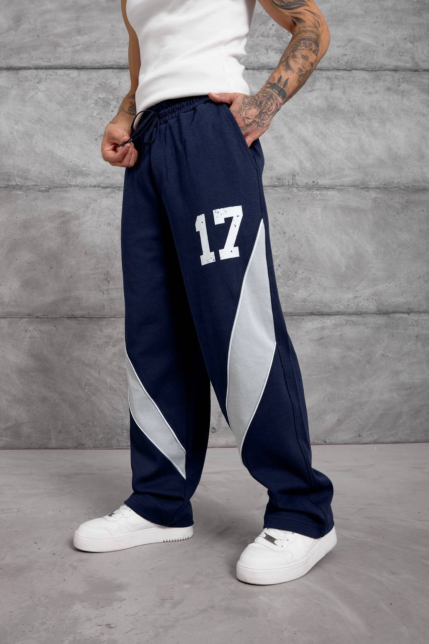 marineblau-colorblock-jogginghose-vorne-4821 - Türkei Großhandel Vollansicht der marineblaufarbenen, weiten Jogginghose mit weißen Seitenstreifen, abgenutztem Nummer-17-Druck und Kordelzug. - Türkei Großhandel