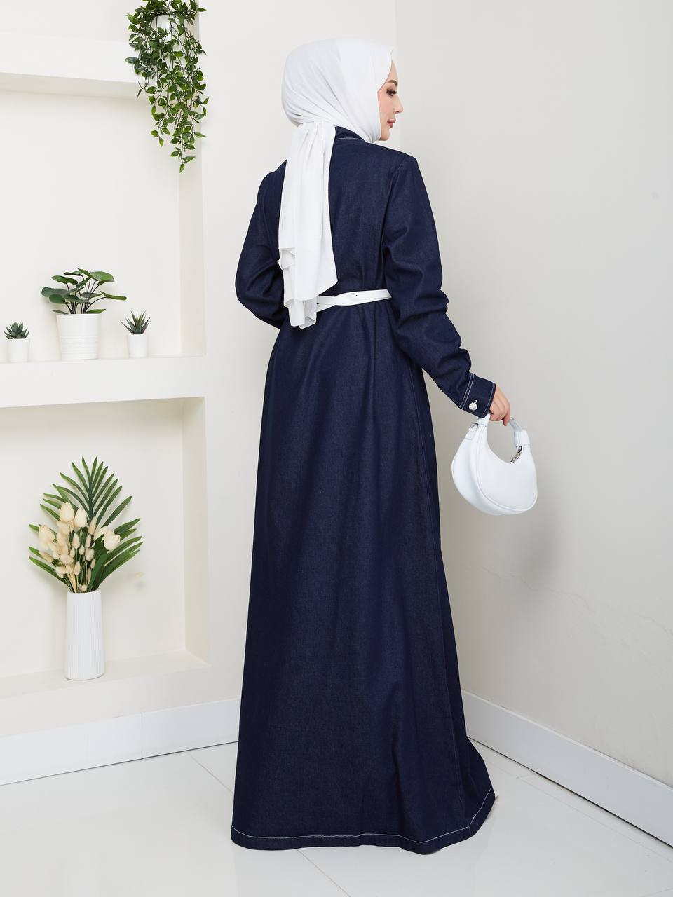 marineblau-denim-maxi-kleid-rueckansicht-2746-grosshandel-tuerkei Rückansicht eines marineblauen Denim-Maxikleids mit langen Ärmeln, weißem Taillengürtel und kontrastfarbiger Saumnaht – Großhandel Türkei verfügbar.