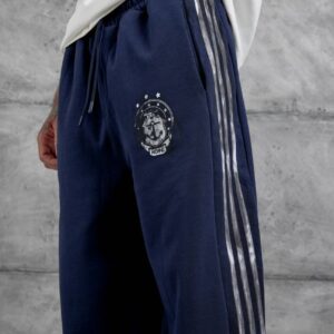 Marineblaue Hose mit elastischem Taillenbund, weißem Oberschenkel-Emblem und drei metallisch glänzenden Streifen - Großhandel Türkei