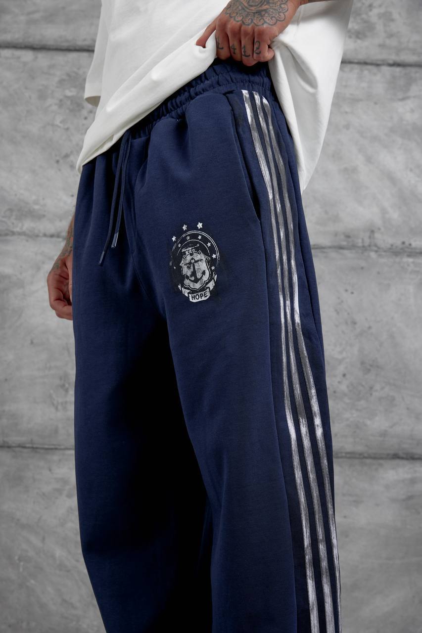 marineblau-taillenbund-emblem-detail-9281 – Großhandel Türkei Marineblaue Hose mit elastischem Taillenbund, weißem Oberschenkel-Emblem und drei metallisch glänzenden Streifen - Großhandel Türkei