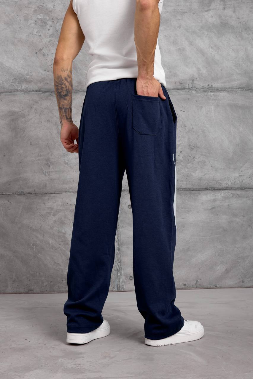 marineblau-jogginghose-rueckansicht-8203 – Türkei Großhandel Vollständige Rückansicht der marineblauen, weiten Jogginghose mit elastischem Bund, einer einzigen Gesäßtasche und kontrastierenden Seitenpaneelen. - Türkei Großhandel