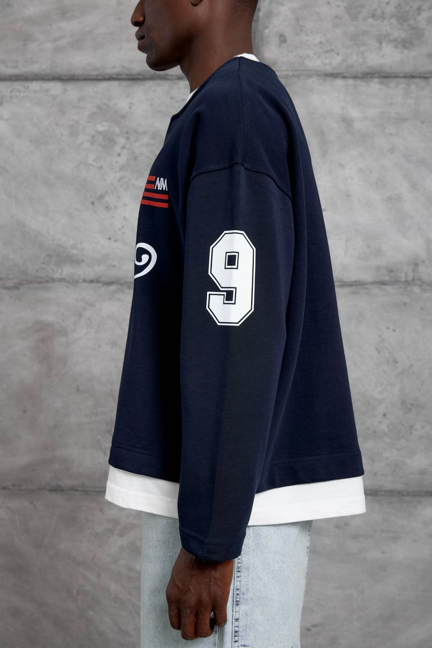 بحري-sleeve-number-side-3794-للجملة-تركيا عرض جانبي يبرز رقمًا أبيض كبيرًا على كم سويت شت بحري - بالجملة تركيا.