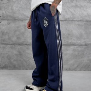Seitliche Ansicht marineblauer Doppelstrick-Trackhose mit drei silbernen Streifen und kleinem Oberschenkel-Emblem - Großhandel Türkei