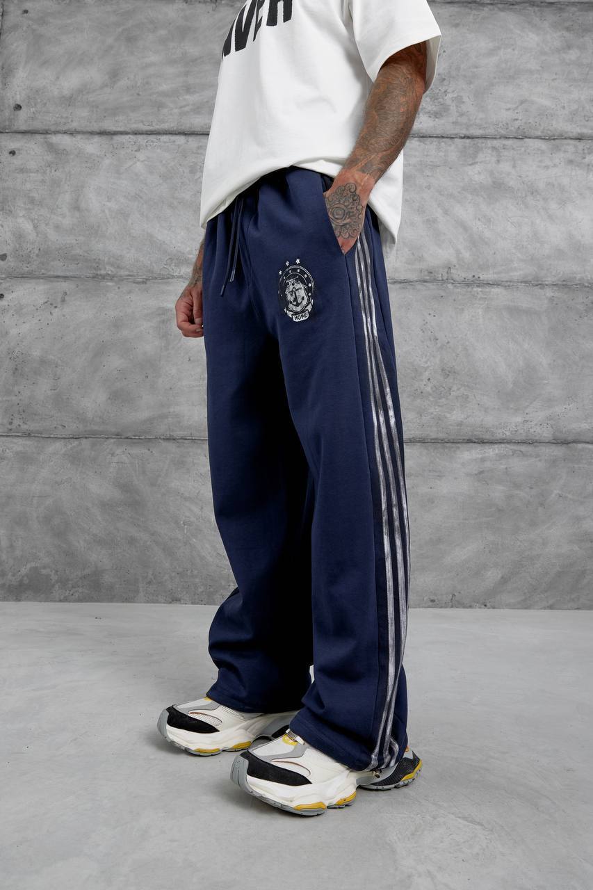 marine-doppelstrick-trackhose-seite-6728 – Großhandel Türkei Seitliche Ansicht marineblauer Doppelstrick-Trackhose mit drei silbernen Streifen und kleinem Oberschenkel-Emblem - Großhandel Türkei