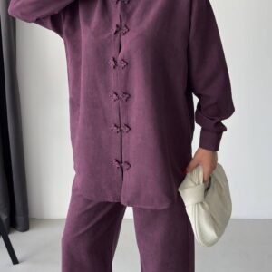 Nahaufnahme pflaumenfarbener Bluse mit Kragen und Stoff-Froschverschlüssen sowie passender Hose. Großhandel Türkei erhältlich.
