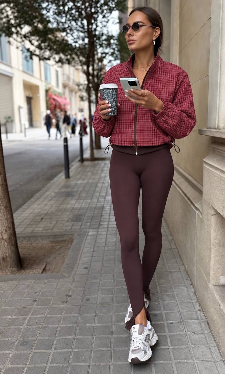 rote-karierte-jacke-modell-5831-grosshandel-tuerkei Modell trägt rote karierte Cropped-Jacke mit Frontreißverschluss und verstellbarem Saum. Großhandel Türkei verfügbar.