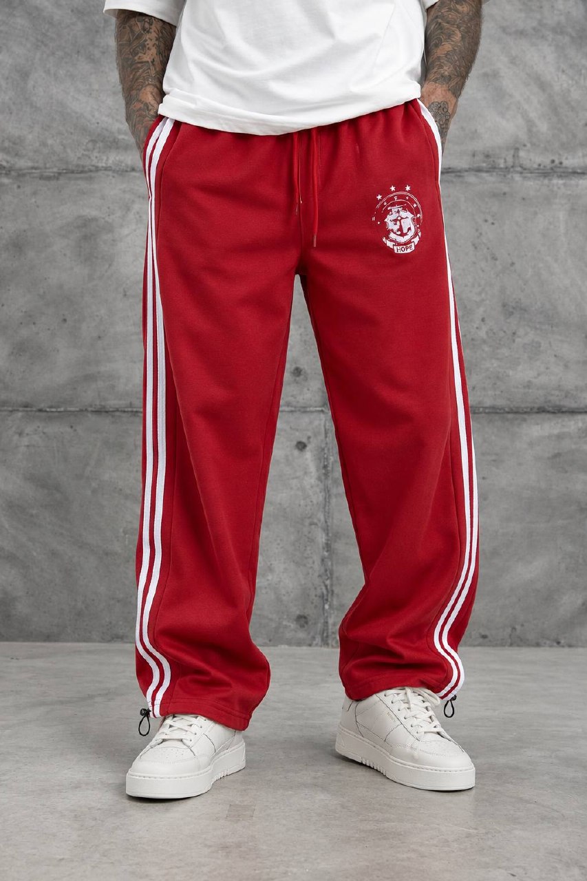 rote-doppelstrick-trackhose-vorne-4827 - Großhandel Türkei Vorderansicht locker sitzender roter Doppelstrick-Trackhose mit weißen Seitstreifen, Kordelzug, Emblem und verstellbaren Knöchelabschlüssen - Großhandel Türkei