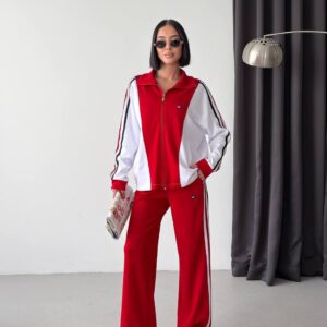 Vista frontal de una chaqueta roja y blanca con pantalón rojo a juego y rayas laterales contrastantes - Mayorista turco.