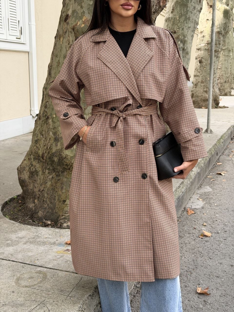tan-check-belted-trench-6384 - Turquía al por mayor Vista frontal de un trench a cuadros color tan con solapas anchas, botones dobles y cinturón a juego. Disponible para venta al por mayor en Turquía - Turquía al por mayor.