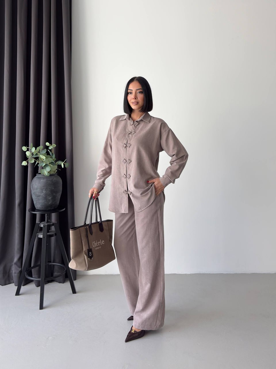 taupe-suit-full-look-5831 - Großhandel Türkei Voller Blick auf taupefarbene Bluse und breite Hose mit floralen Froschverschlüssen. Großhandel Türkei erhältlich.